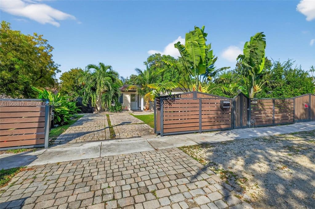 3+1 Müstakil ev — 155 NW 124th St
