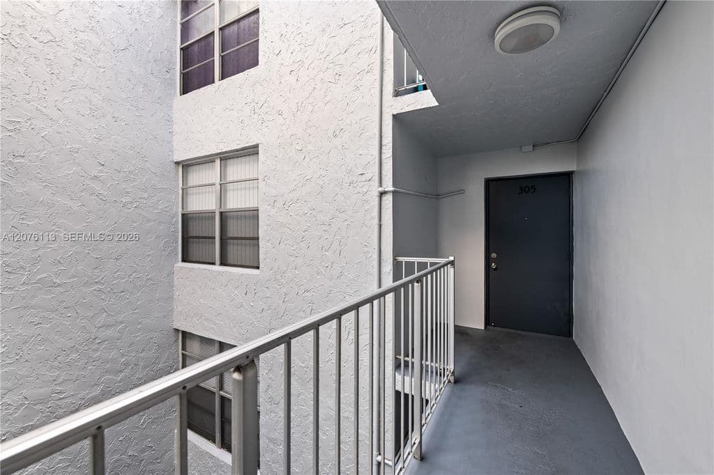 2-bedroom Condo — 9400 Live Oak Pl APT 305