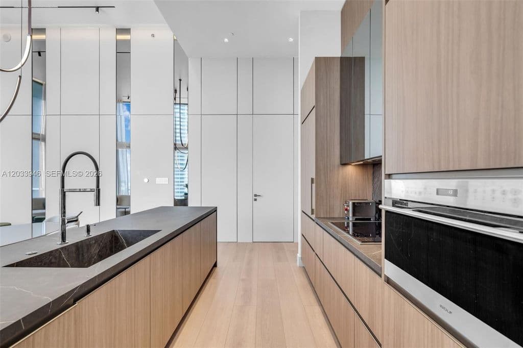 2-bedroom Condo — 475 Brickell Ave APT 2215