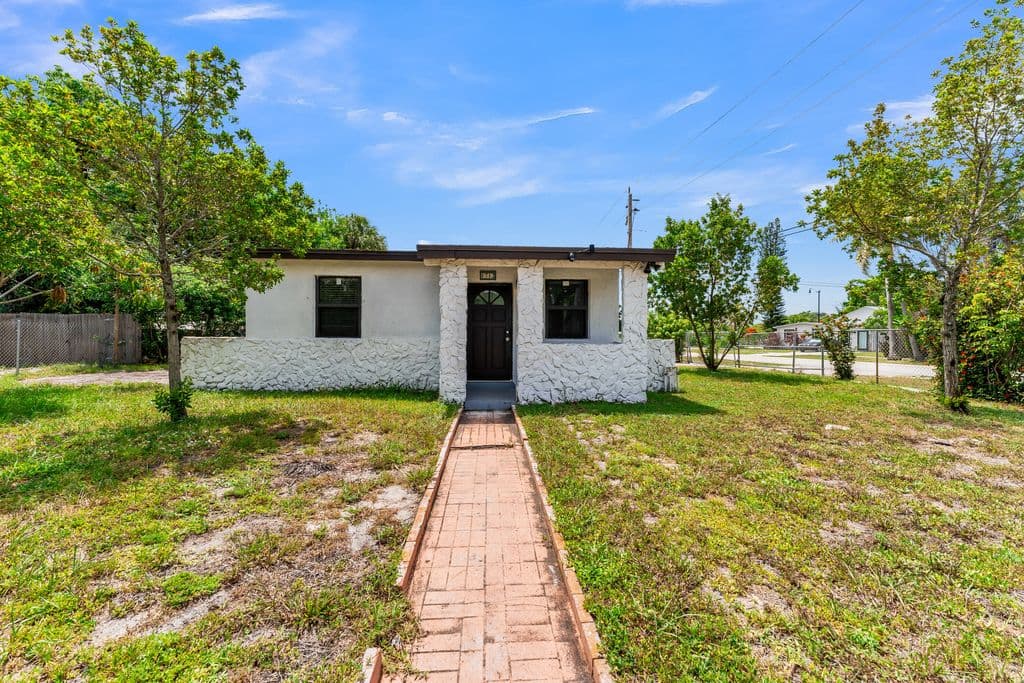 2-bedroom Single-Family Home — 1712 NE 50TH Court