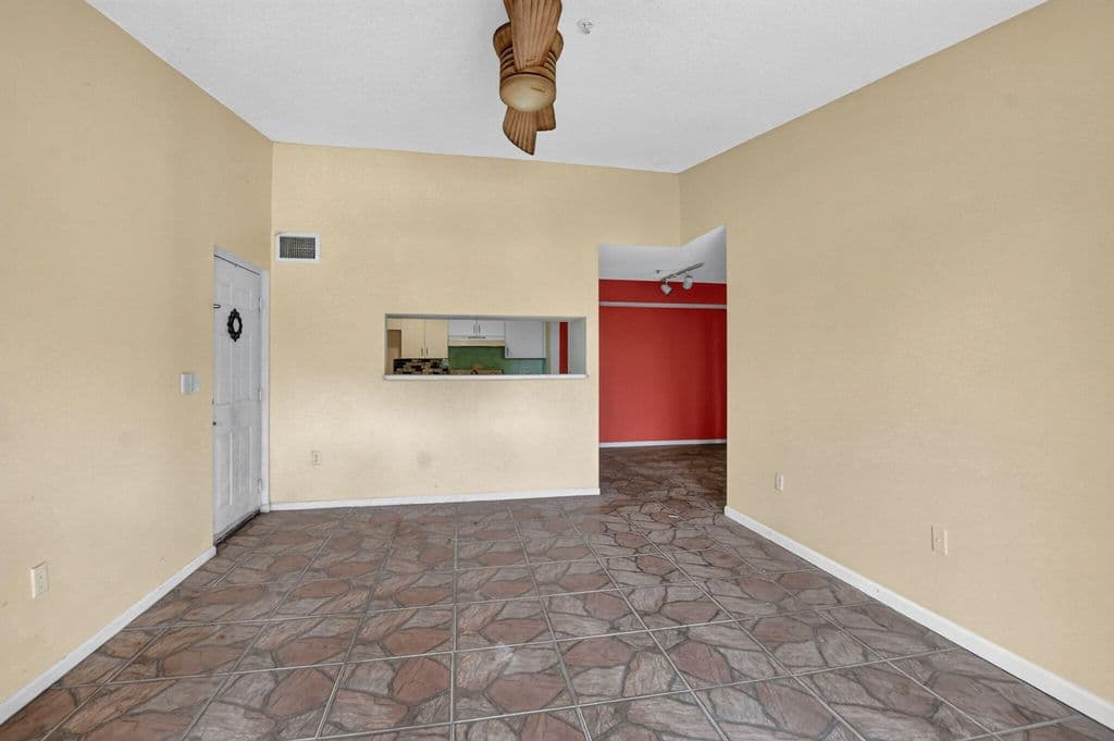 2+1 Condo — 4844 N State Road 7 #2304
