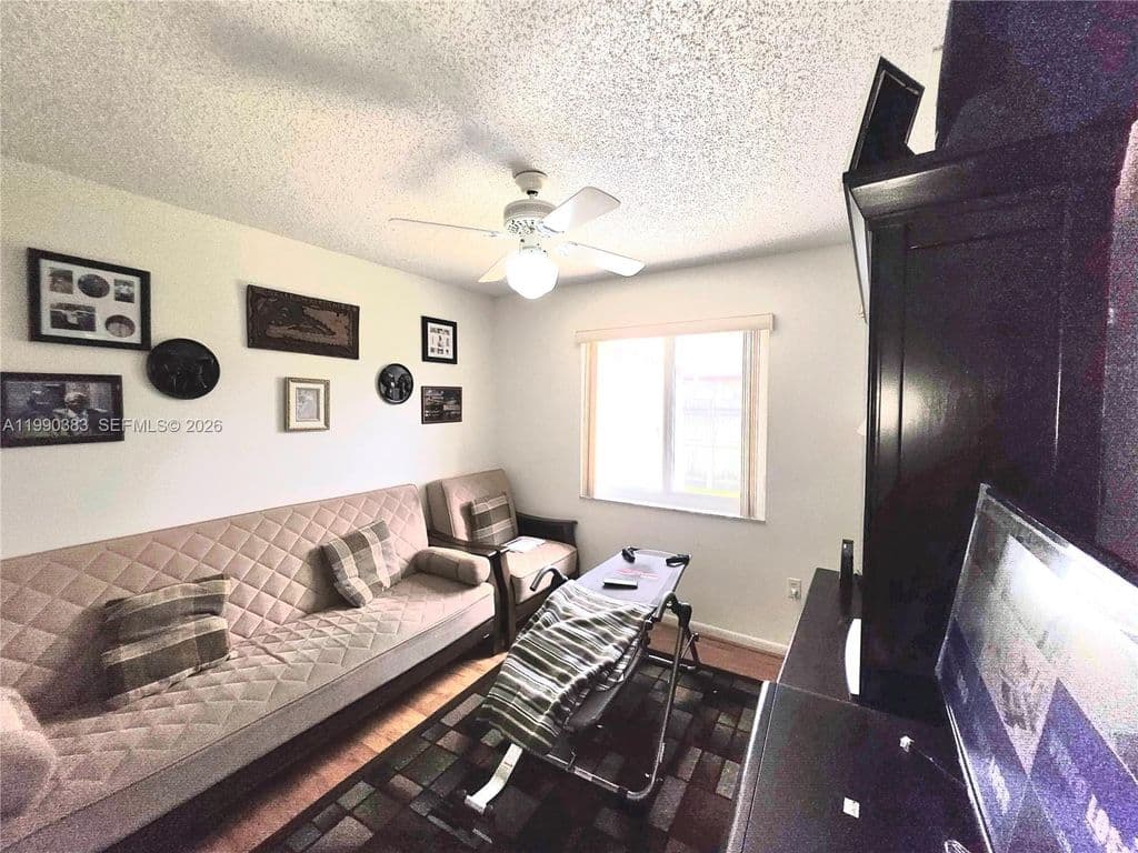 4+1 Müstakil ev — 20317 NW 33rd Ave