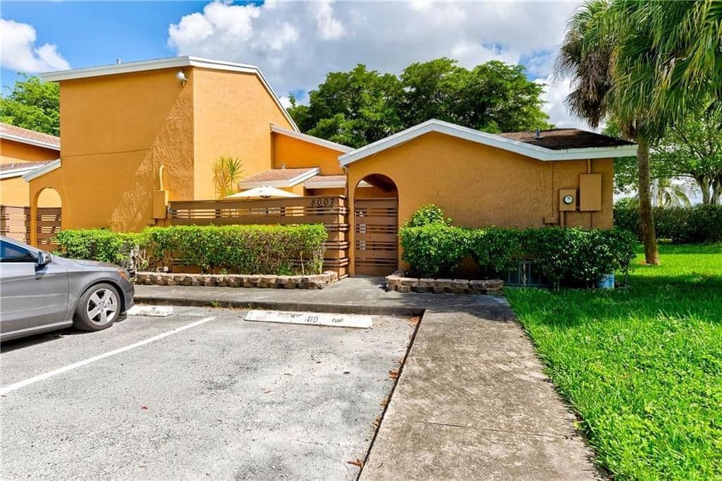2+1 Müstakil ev — 8007 NW 71st Court
