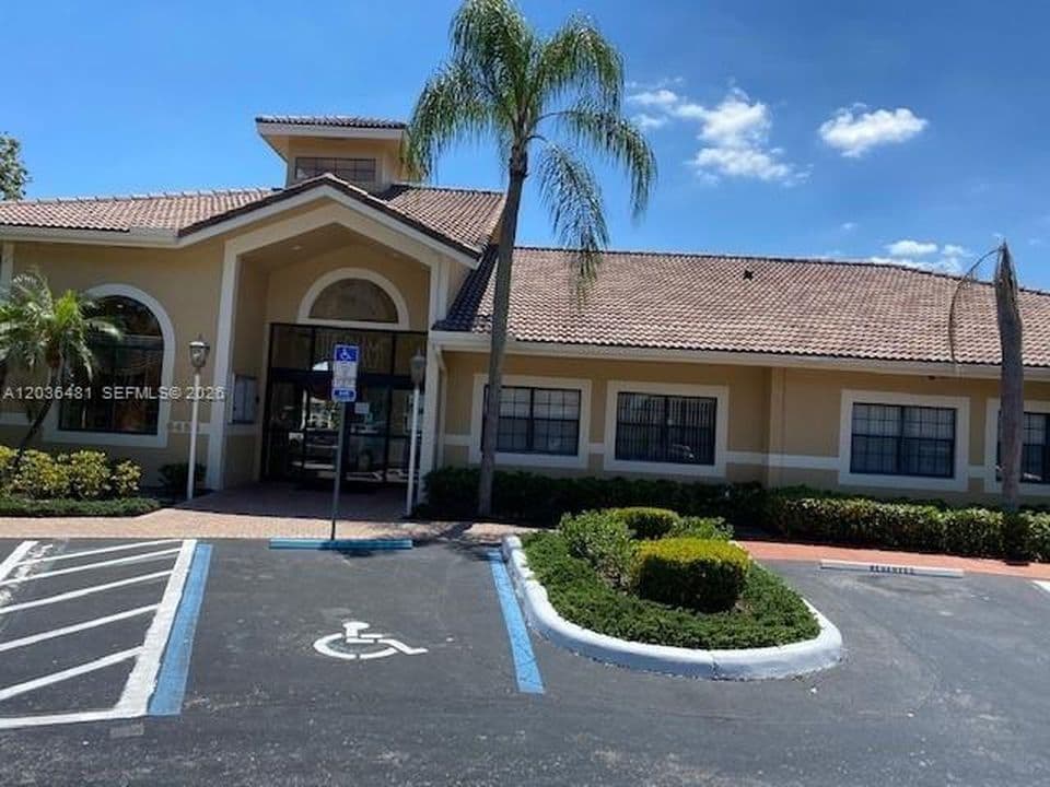 2+1 Condo — 300 Palm Cir W APT 208