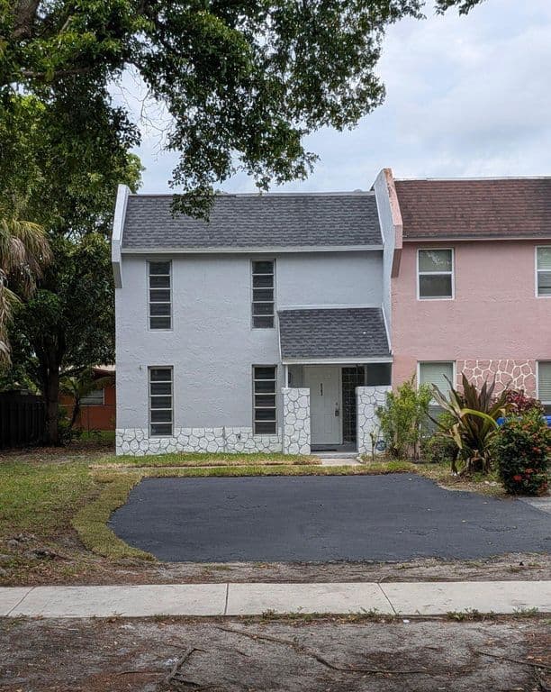 3-bedroom Property — 6583 Boulevard Of Champions