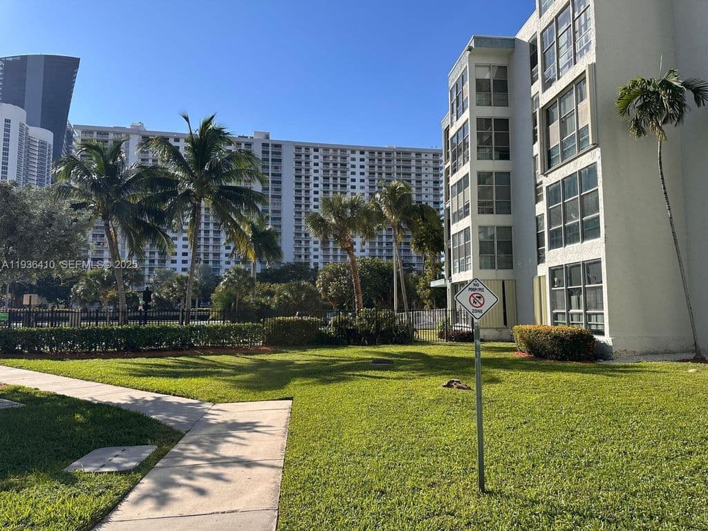 2-bedroom Condo — 17560 Atlantic Blvd APT 109