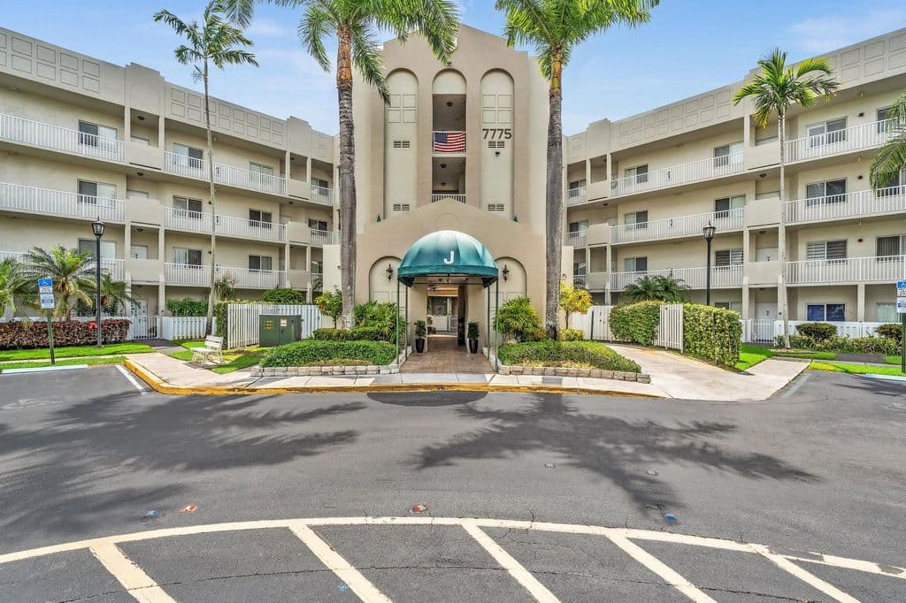 2+1 Condo — 7775 Southampton Terrace #307