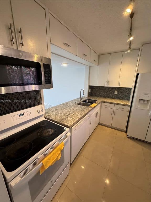 2+1 Condo — 8625 NW 8th St APT 420