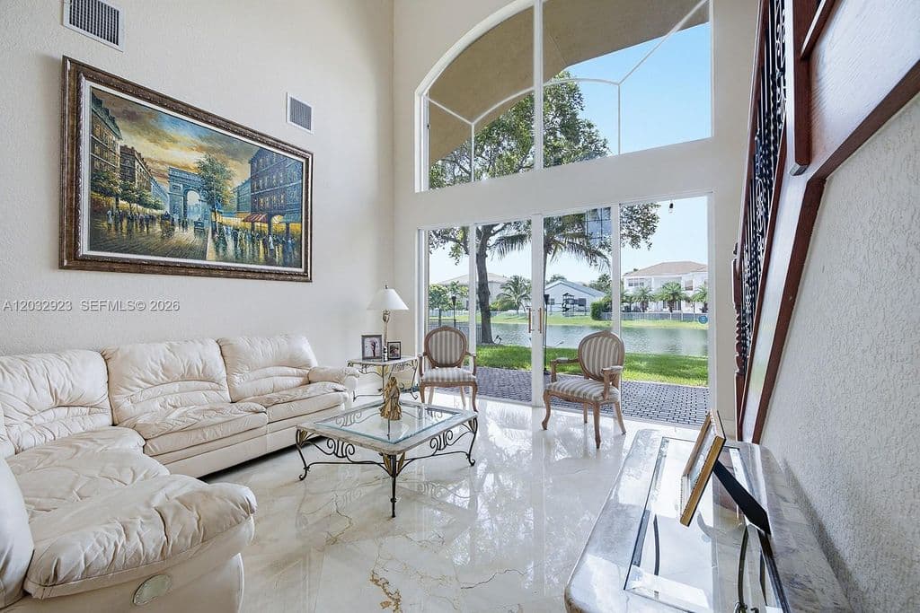 5-bedroom Single-Family Home — 18543 SW 49th St