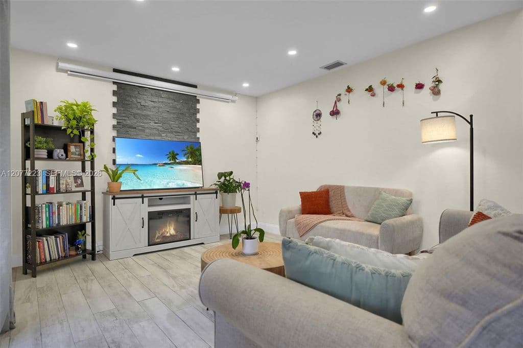 2+1 Mülk — 6538 NW 170th Ter