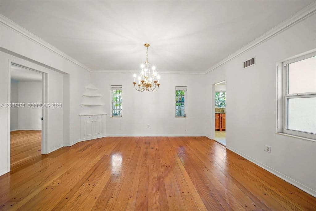 4+1 Müstakil ev — 5842 Alton Rd