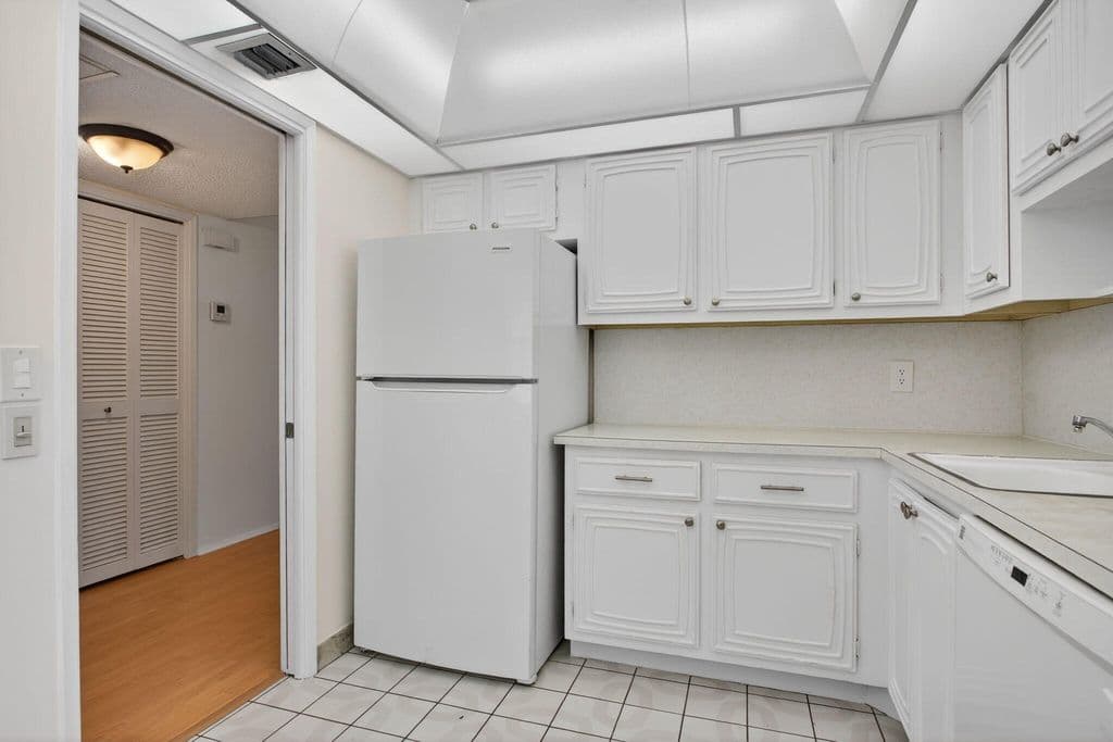 2-bedroom Condo — 2651 S Palm Aire Drive #302