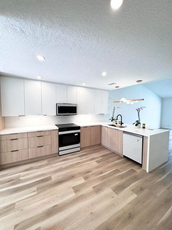 2-bedroom Single-Family Home — 21547 Altamira Avenue