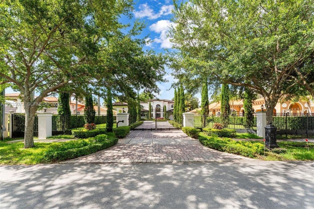 5-bedroom Single-Family Home — 13470 SW 32nd St