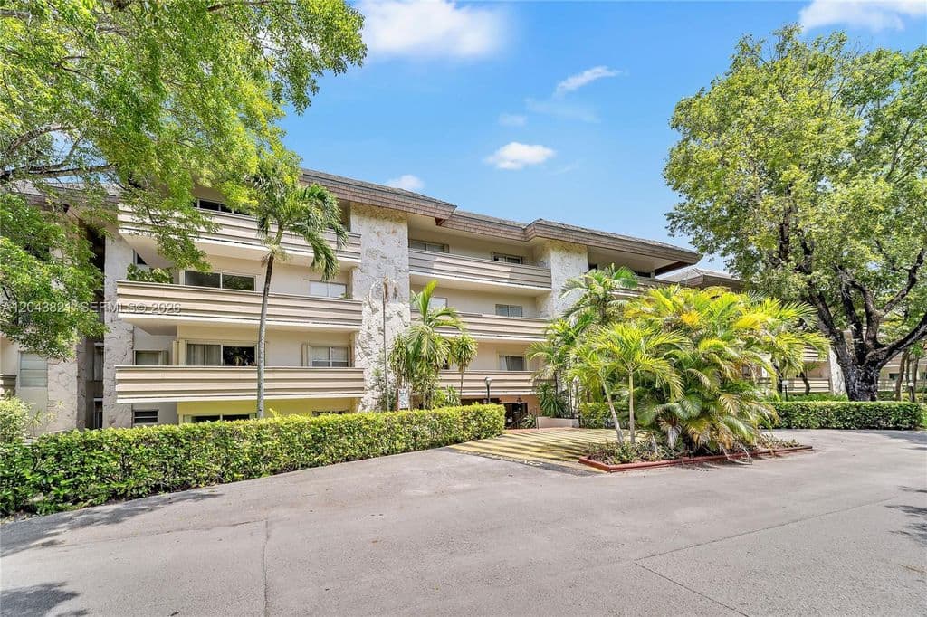 2+1 Condo — 1205 Mariposa Ave APT 307