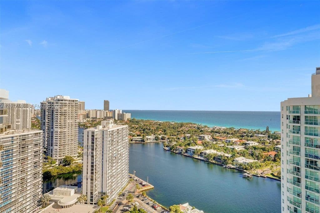 2+1 Condo — 20281 E Country Club Dr #Penthouse 14