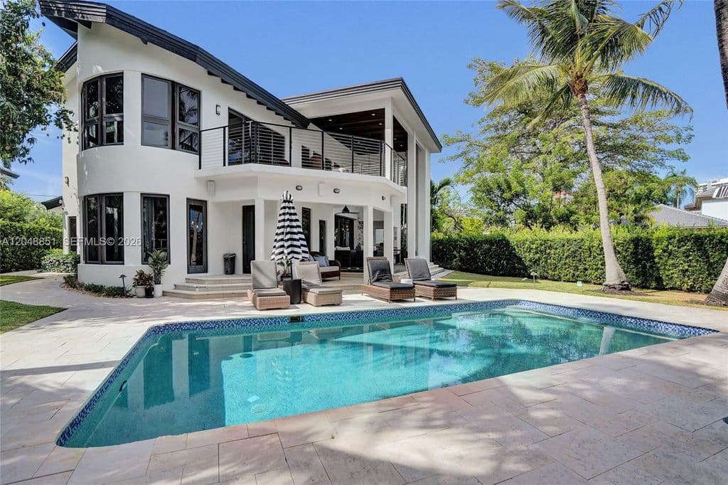 6-bedroom Single-Family Home — 113 Holiday Dr