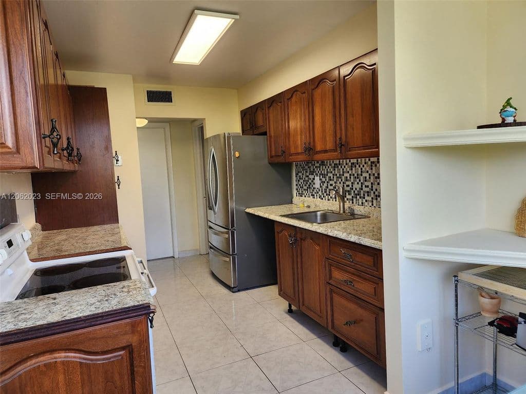 1+1 Condo — 250 180th Dr APT 301