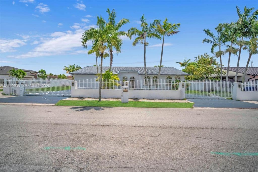 5+1 Müstakil ev — 3125 SW 108th Ave