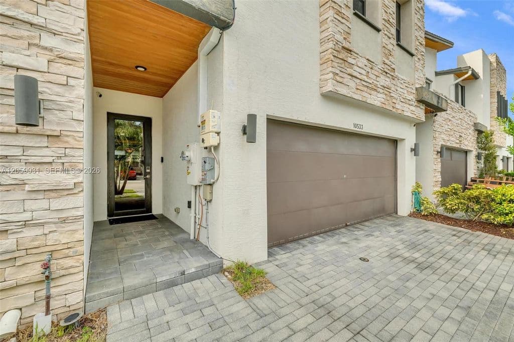 4-bedroom Property — 10533 NW 78th Ter
