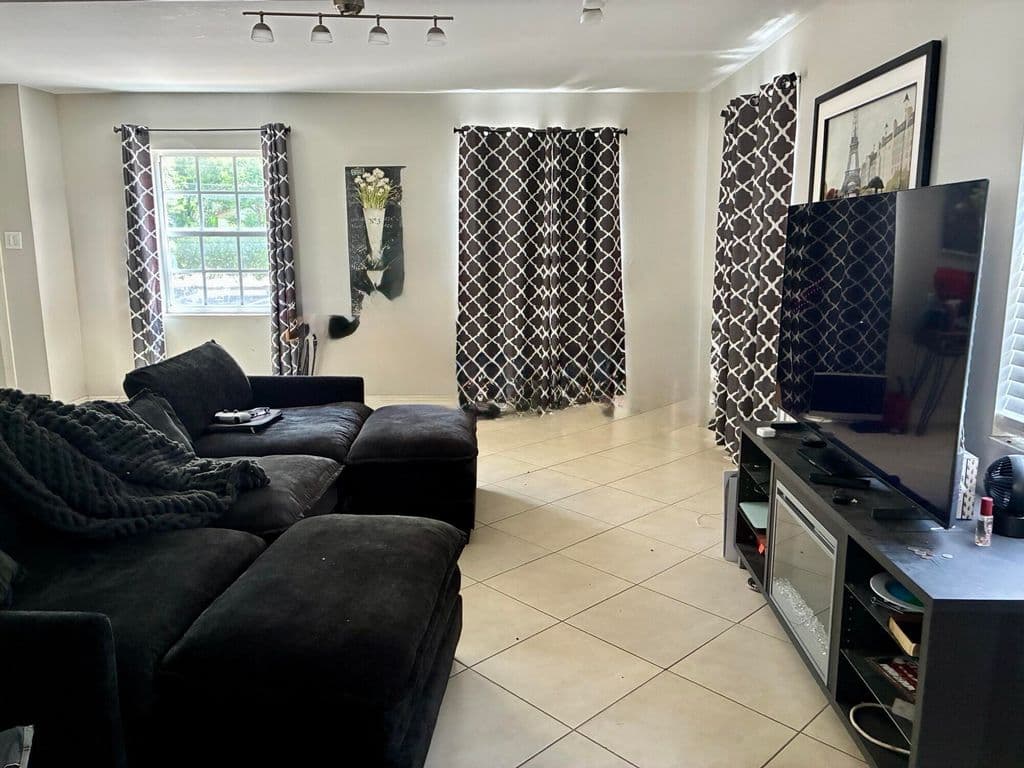 3-bedroom Condo — 3056 RIVERSIDE #1C