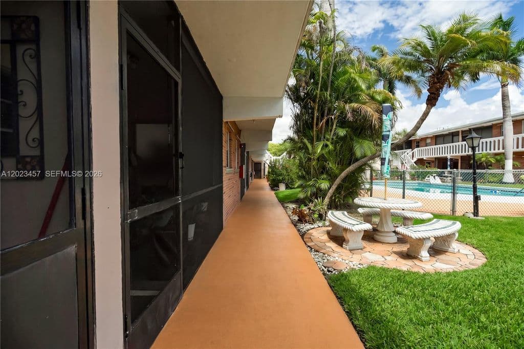 1+1 Condo — 160 NE 8th Ave APT 21A