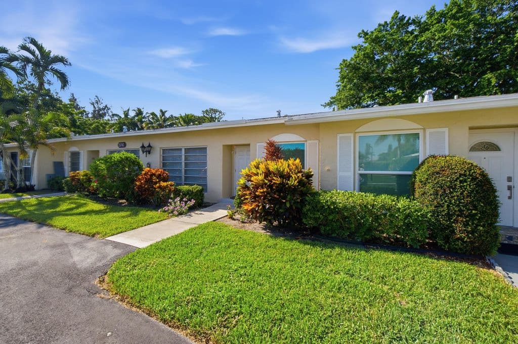 2+1 Condo — 13782 Vía Flora #C