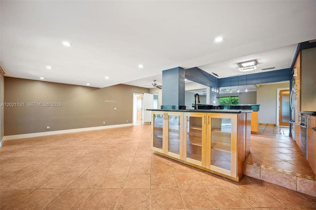 4-bedroom Single-Family Home — 4512 SW 37th Ave
