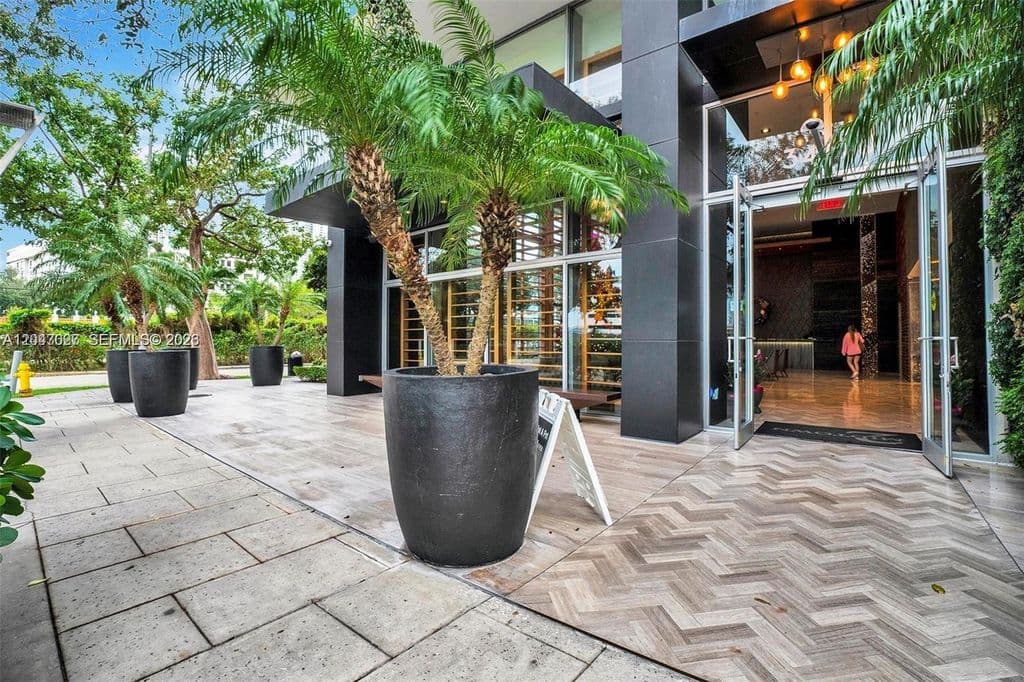 3-bedroom Condo — 3470 E Coast Ave APT H0904