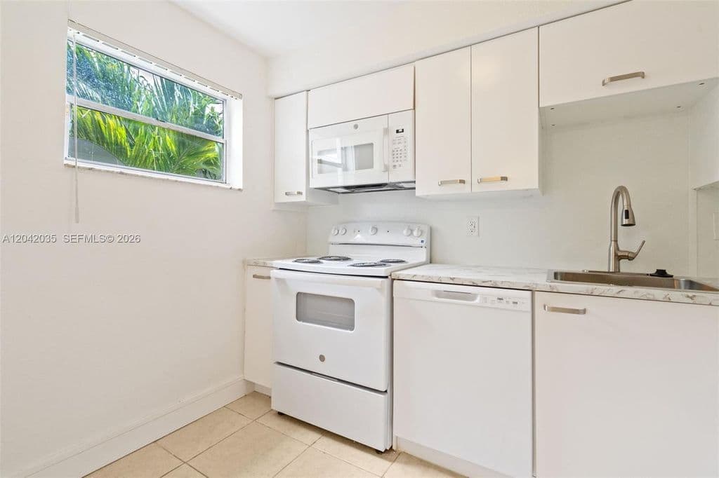 2+1 Condo — 4215 N University Dr APT 305