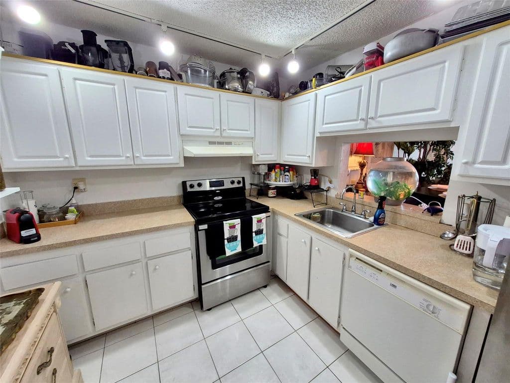 2-bedroom Condo — 2840 Somerset Drive #208m