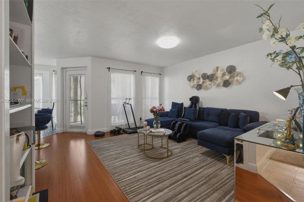 1-bedroom Condo — 977 Riverside Dr Unit 220