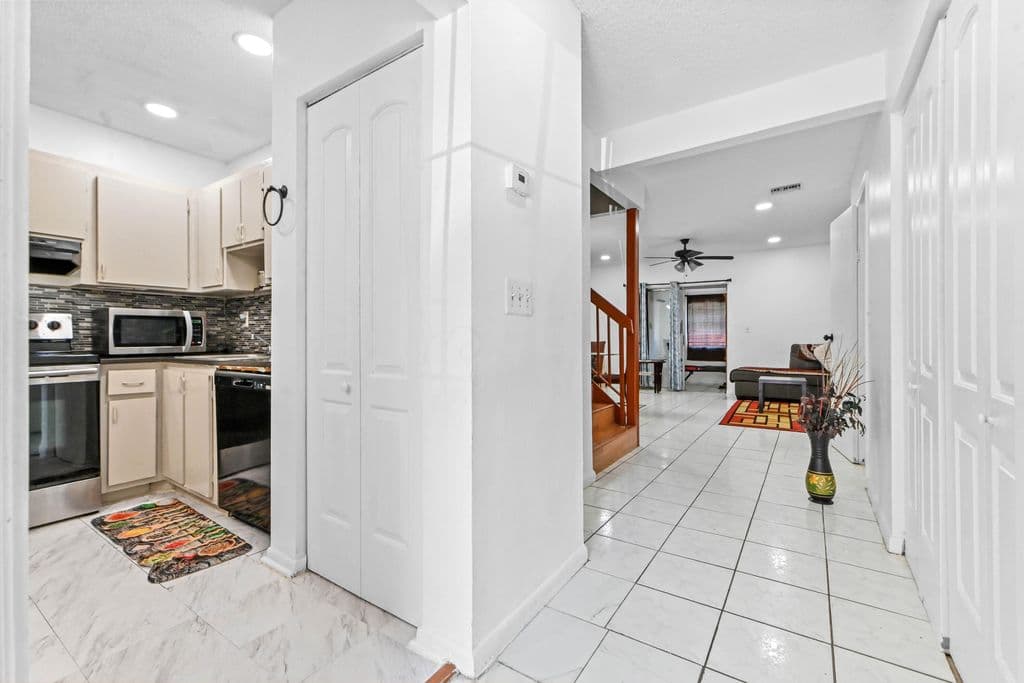 3+1 Mülk — 7904 SW 8th Street