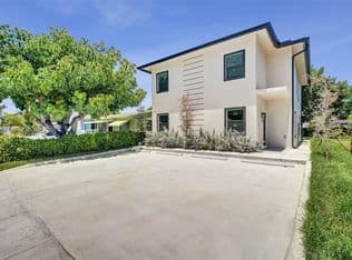 6-bedroom Property — 3051-3053 NW 59th St, Miami, 33142