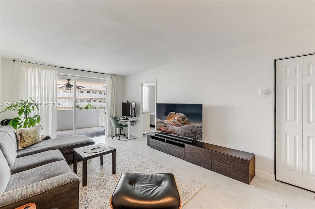 2+1 Condo — 1331 Lincoln Rd APT 704