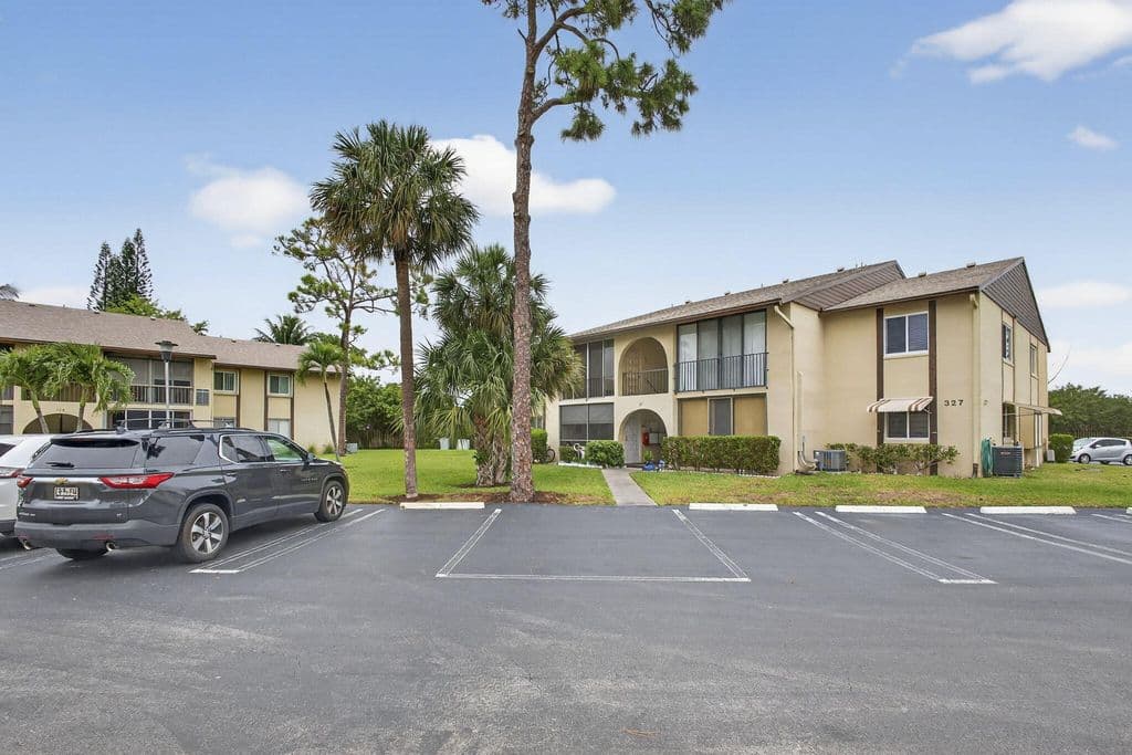 2+1 Condo — 327 Pine Ridge Circle #A-1