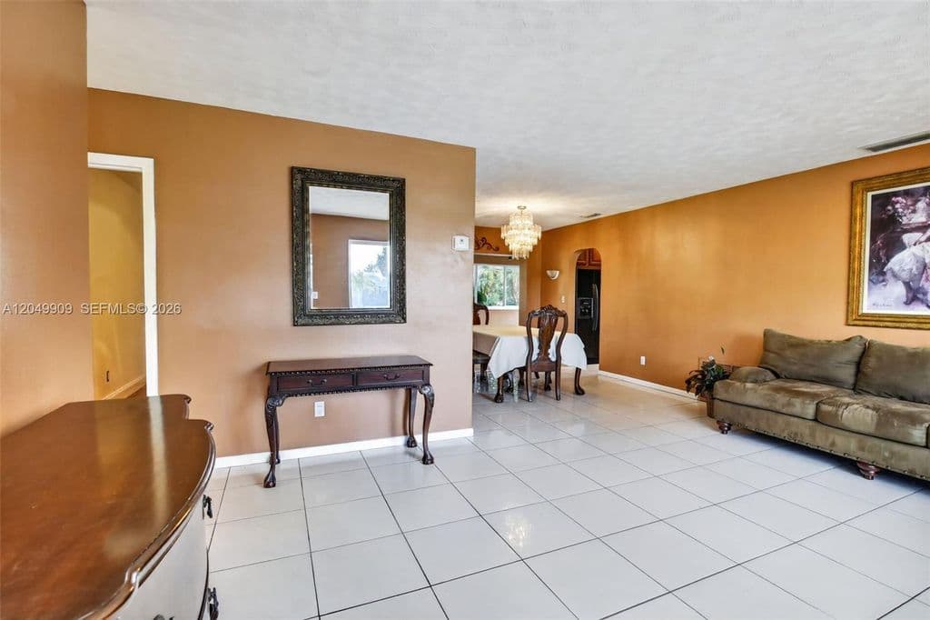 5+1 Müstakil ev — 130 NW 78th Ave