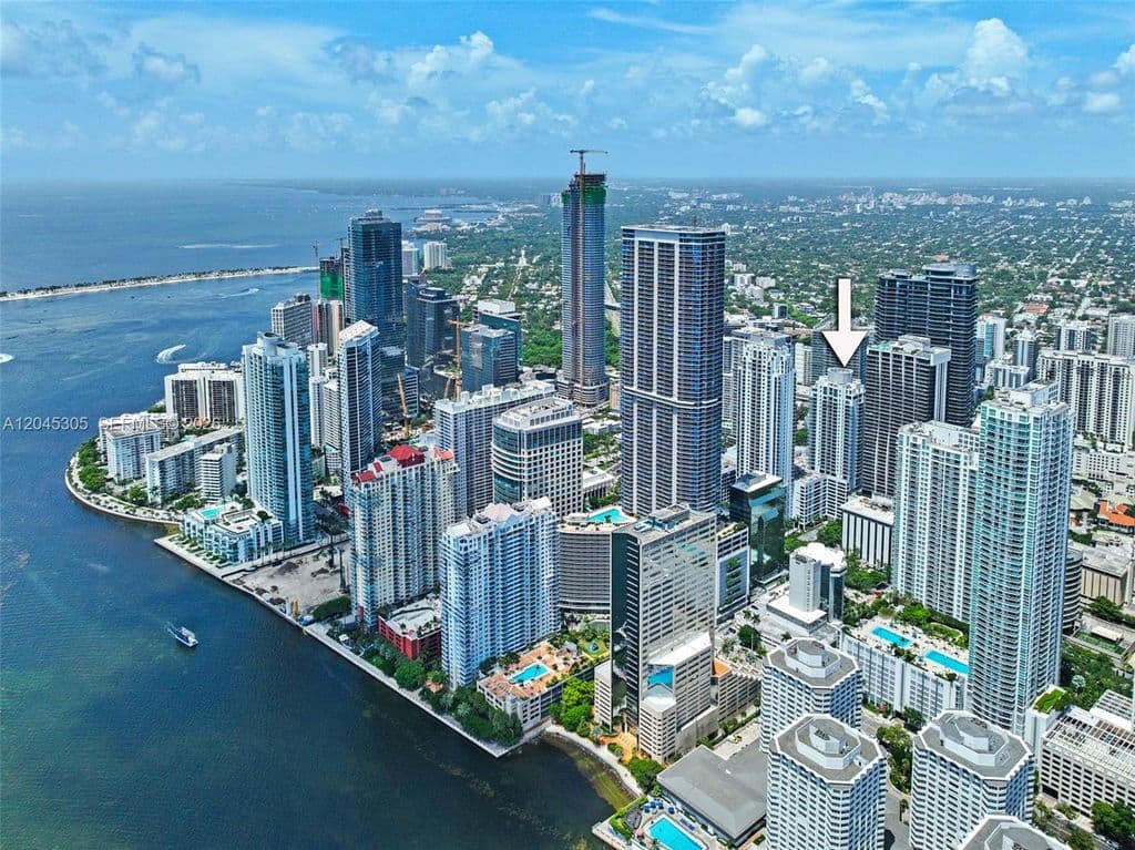 2+1 Condo — 1050 Brickell Ave APT 3314