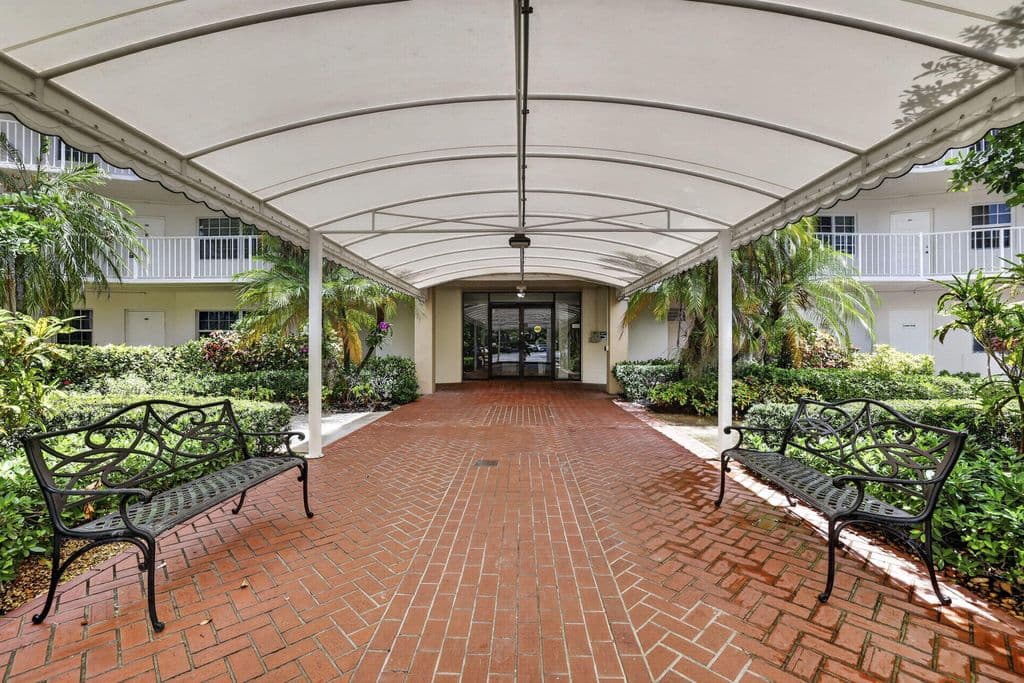 3-bedroom Condo — 3900 Oaks Clubhouse Drive #410