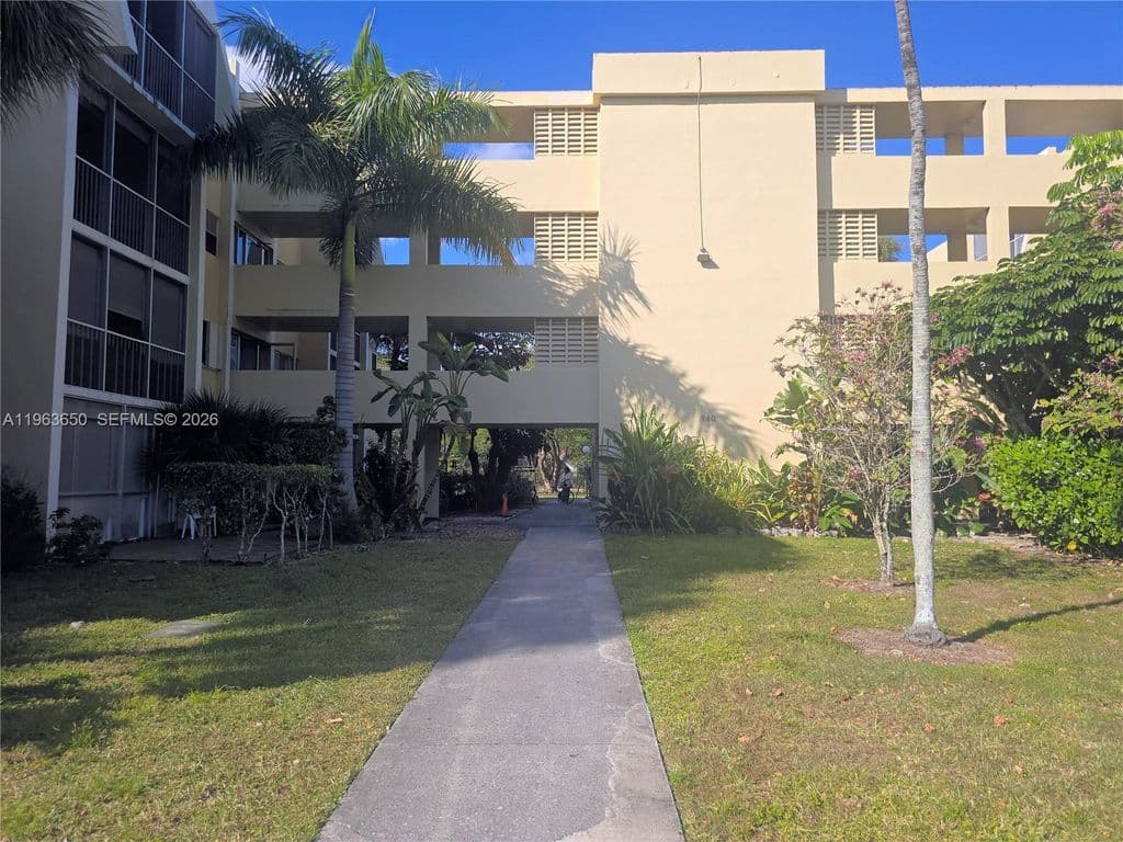 2-bedroom Condo — 940 NE 199th St APT 114