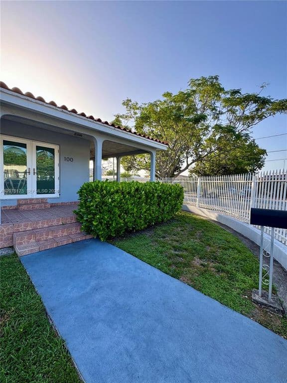 4+1 Müstakil ev — 100 SW 51st Ct
