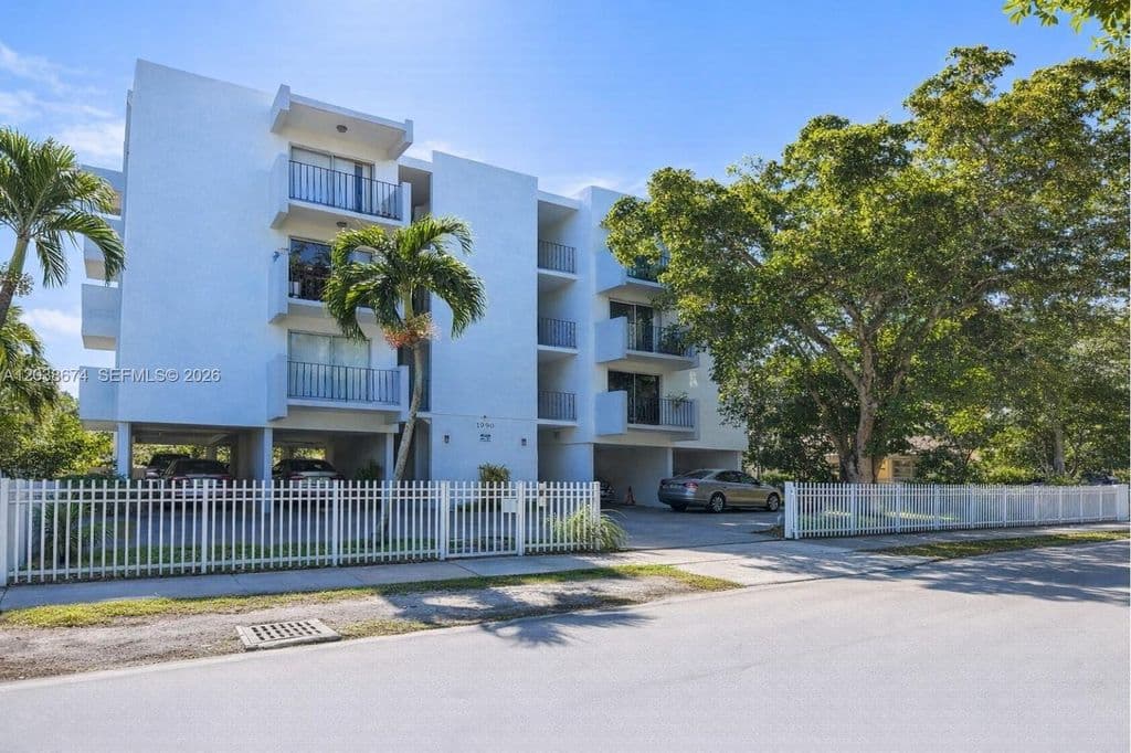1-bedroom Condo — 1090 NE 129th St APT 205