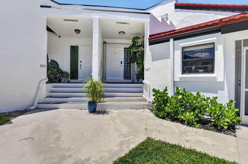 2+1 Mülk — 327 NW 36TH Avenue