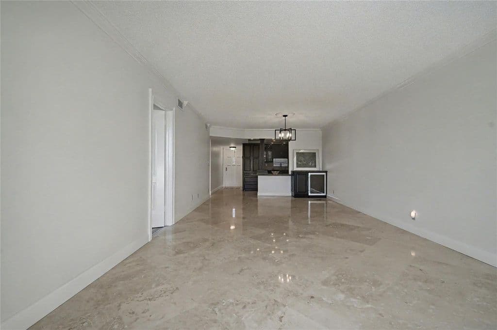 2-bedroom Condo — 9320 S Hollybrook Lake Drive #103