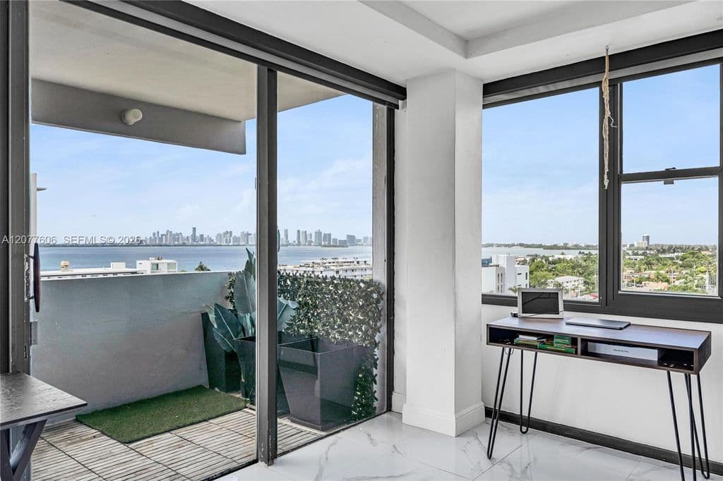 2+1 Condo — 7545 E Treasure Dr APT 9A