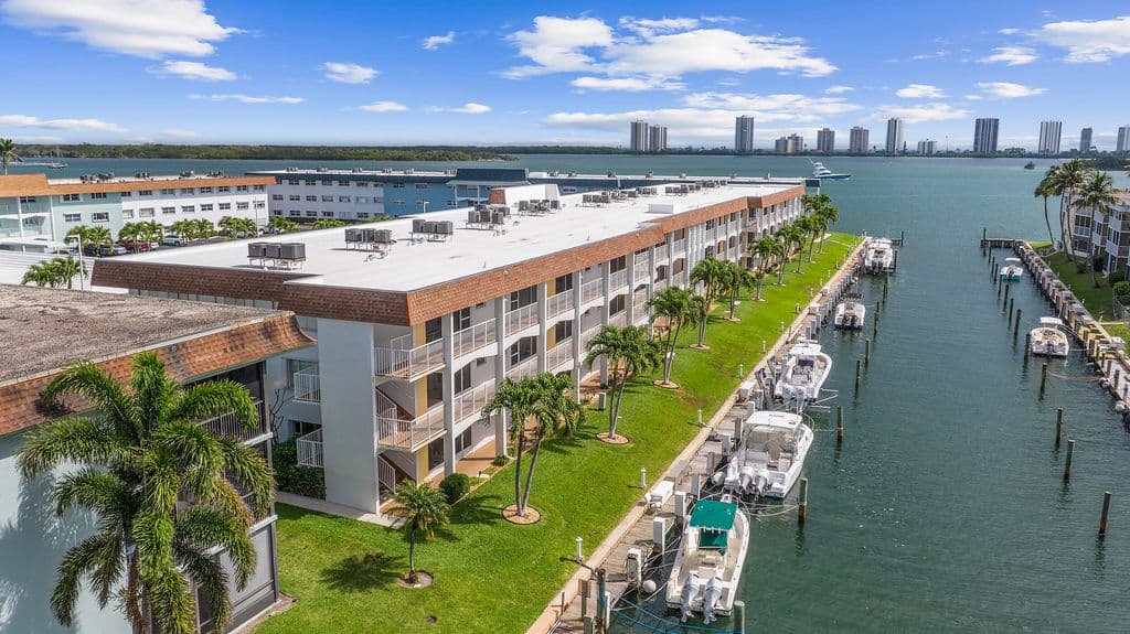 2+1 Condo — 110 SHORE Court #315