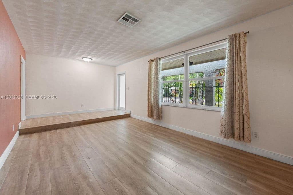 4+1 Müstakil ev — 8331 SW 156th St