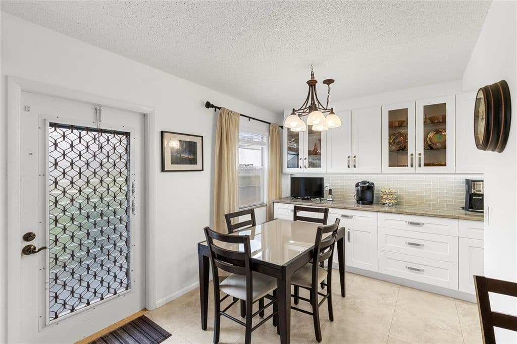 2+1 Condo — 210 Oakridge N #210