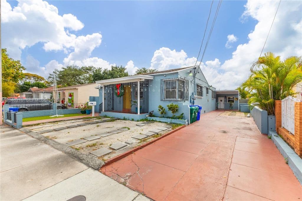 6+1 Mülk — 2818 SW 2nd St