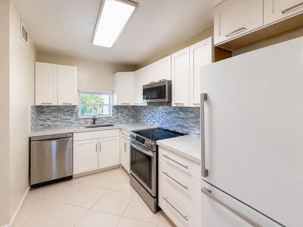 2+1 Condo — 9411 N Hollybrook Lake Drive #309